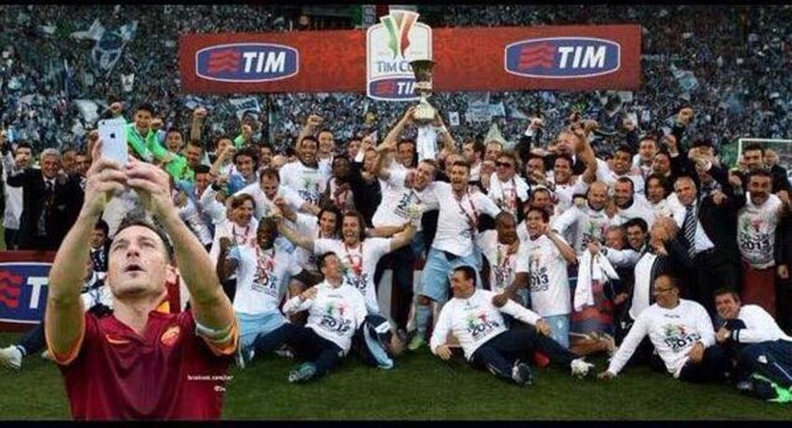 Un po&#39; d&#39;ironia anche dal versante nord dell&#39;Olimpico: Totti si fa un selfie con la Lazio che festeggia la Coppa Italia